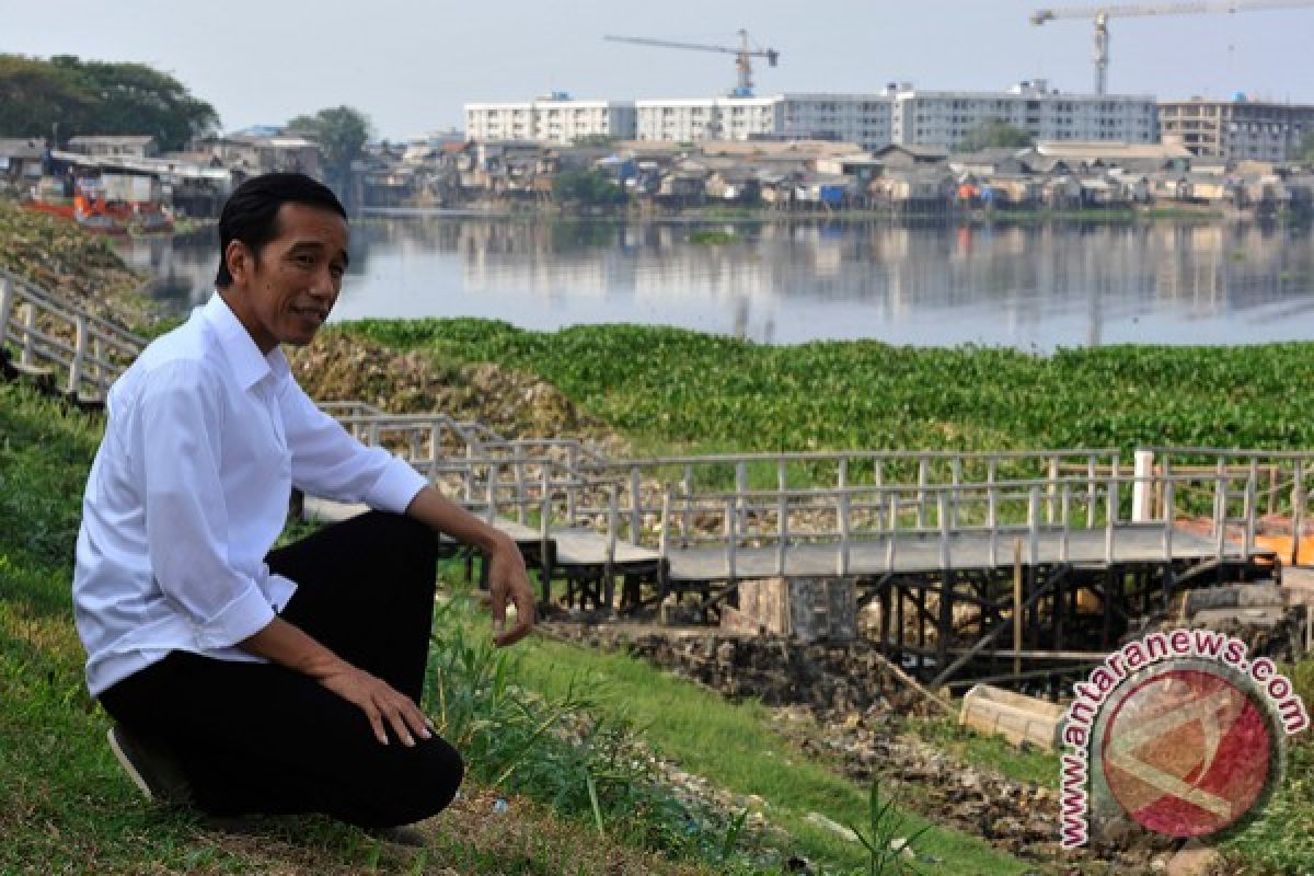 Jokowi unwinds in Pluit Park ahead of presidential election scheduled announcement