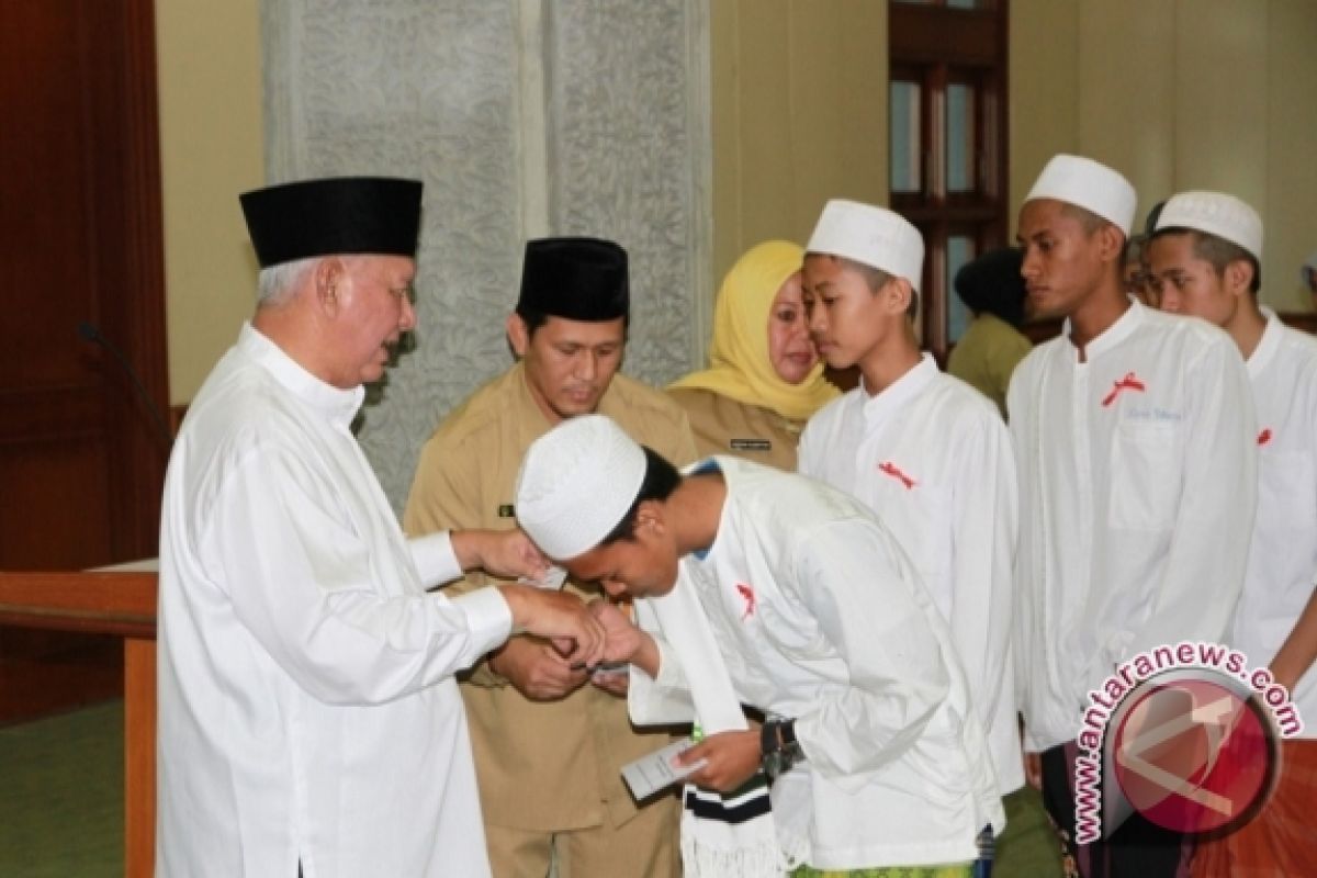 Pemprov Serahkan Santunan Anak Yatim Piatu