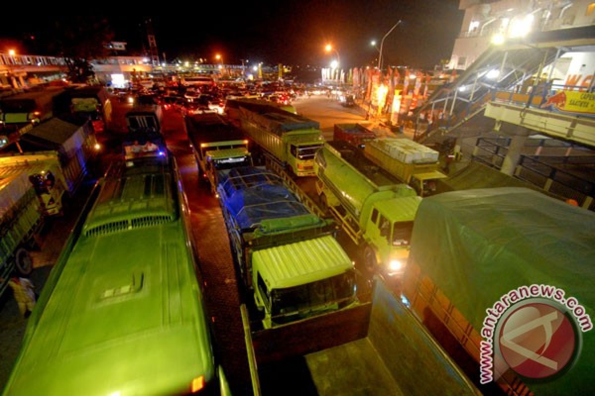 Antrean kendaraan Pelabuhan Merak capai enam kilometer