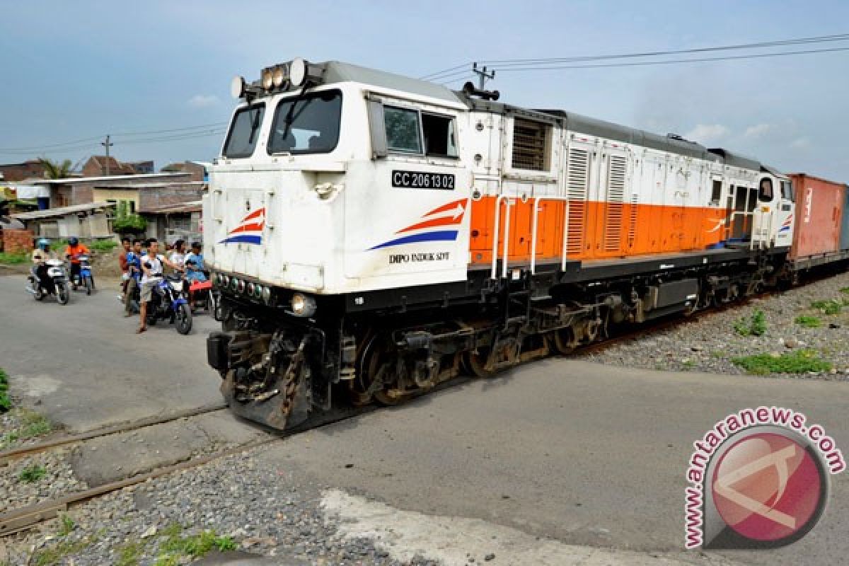 Delapan KA terhambat akibat truk patah as