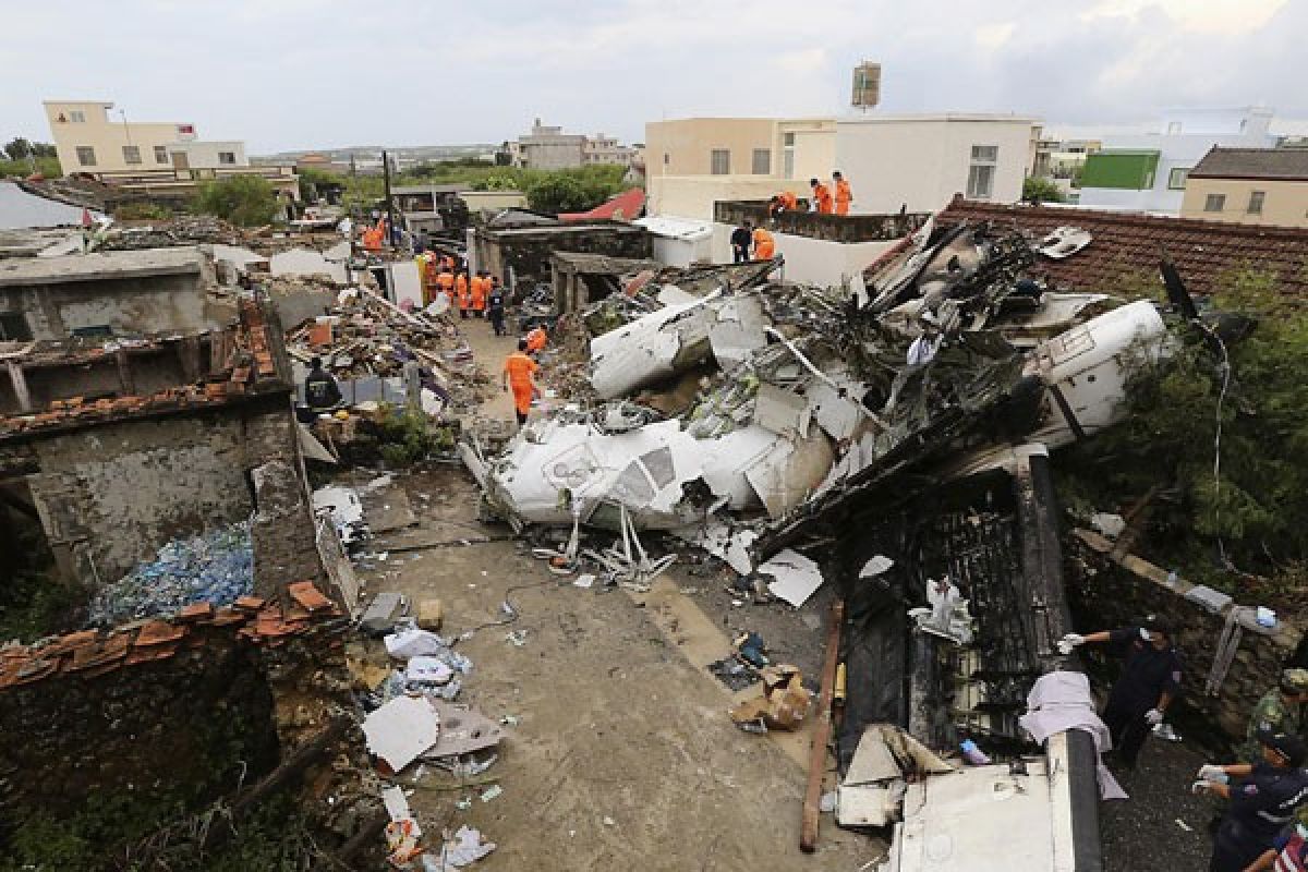 Kotak hitam TransAsia rekam seruan "mayday" sebelum jatuh