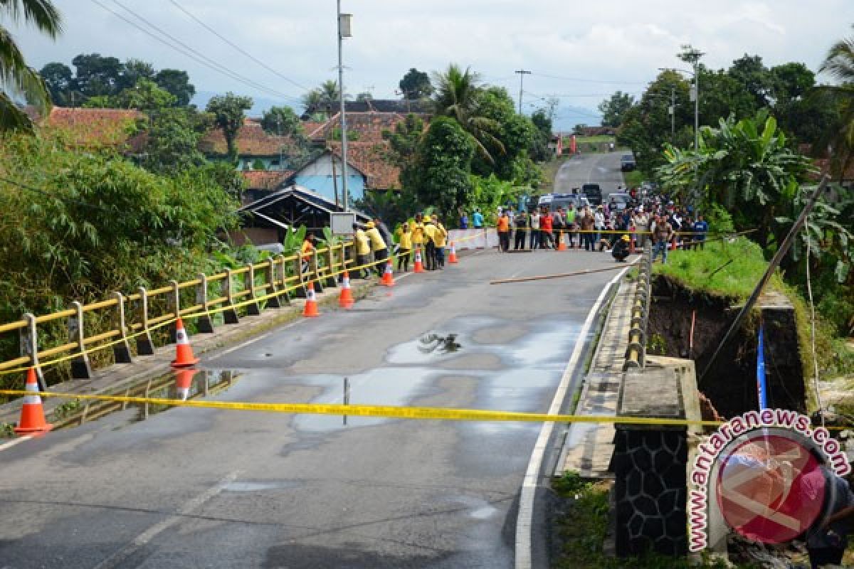 Jalur selatan Jabar lintas Cihaurbeuti ditutup