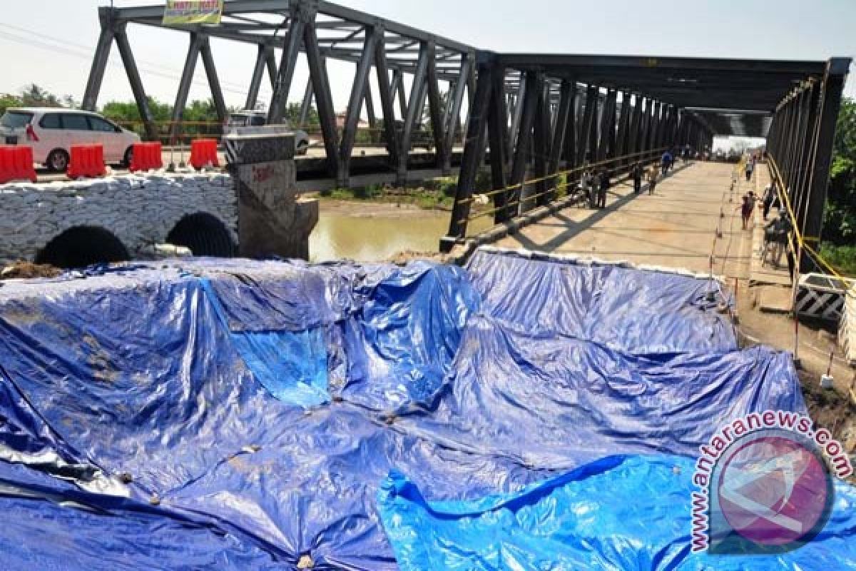 Jembatan Comal diperkuat dengan konstruksi tiang beton