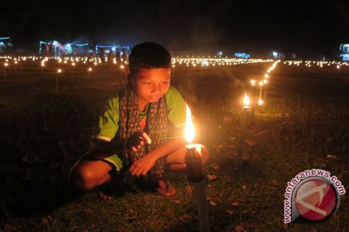 Kreasi Lampu Bambu Hiasi Taman Menara Pakaya