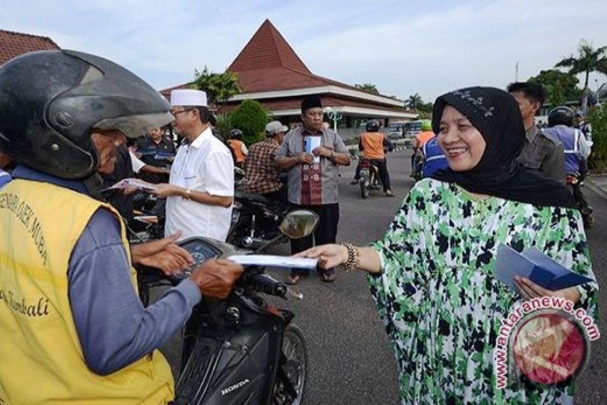 Bupati Muba bagikan zakat kepada tukang becak dan ojek