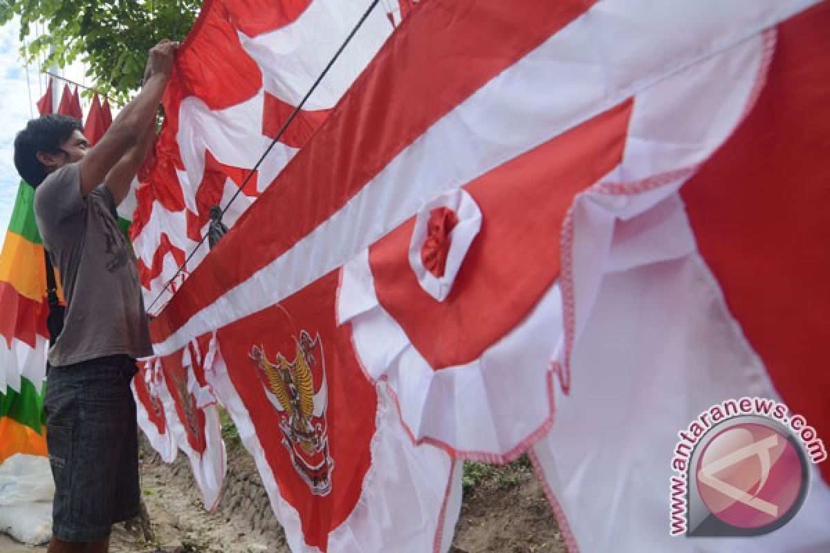 Pedagang bendera mulai marak di Denpasar