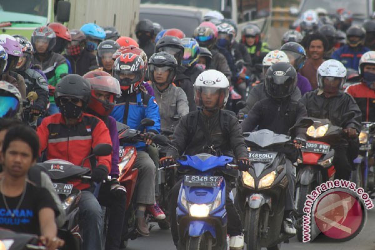 Returning of Indonesian holidaymakers to swarm traffic