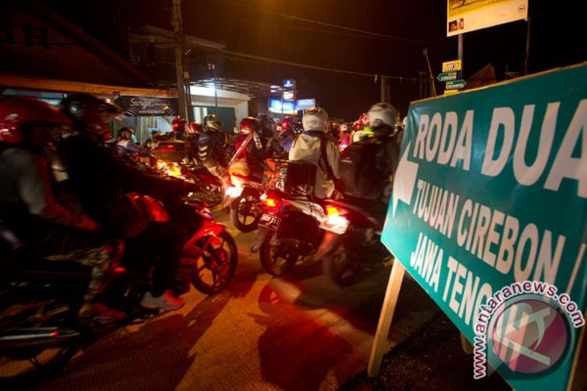 Arus mudik motor macetkan Karawang