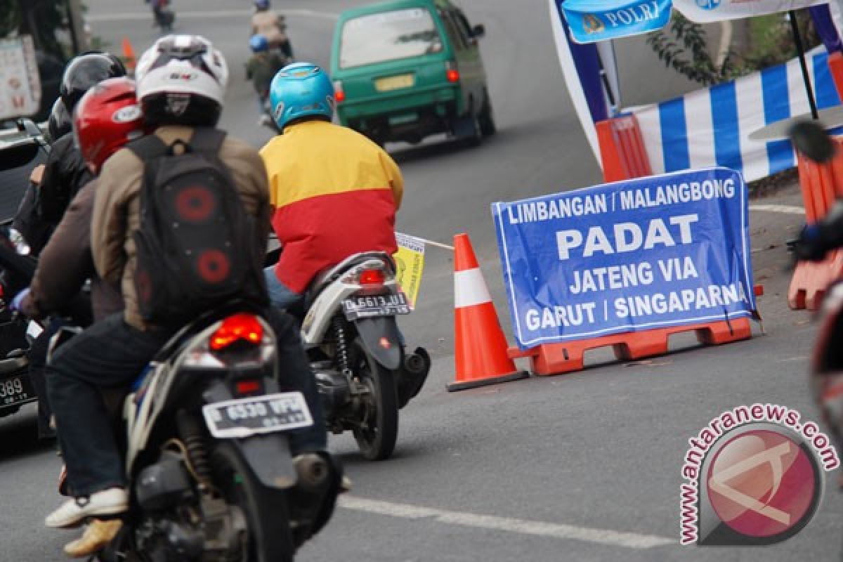 Jalur selatan Jabar Cicalengka-Nagreg macet