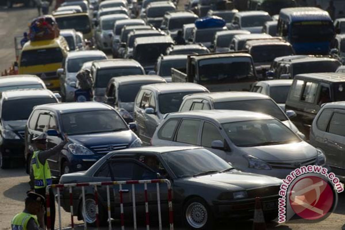 Macet parah di Tol Cikampek gara-gara truk tabrak bus