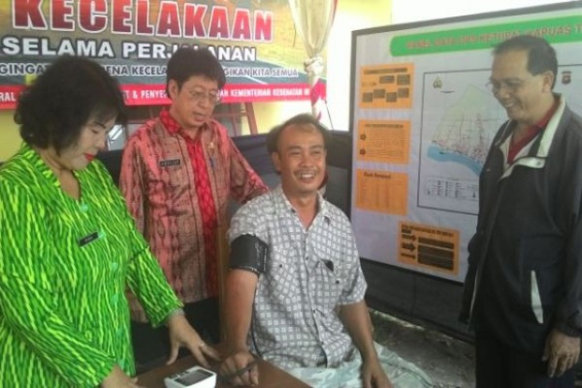 Posko Kesehatan Batu Layang Periksa Urine Sopir 