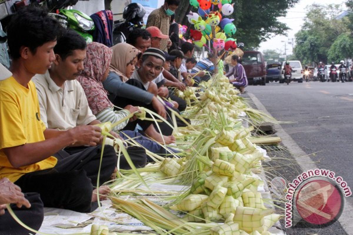 Pedagang ketupat banjir rezeki jelang Lebaran