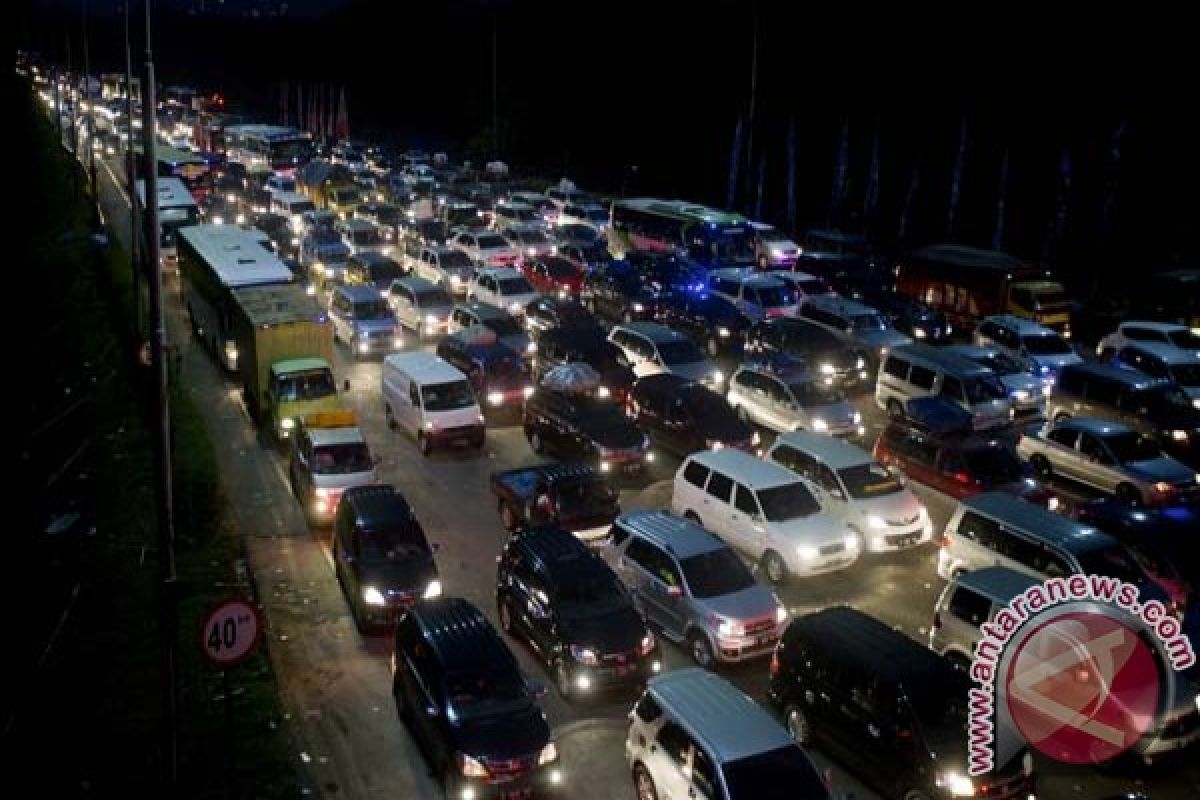 Tol Cikampek macet tergenang air