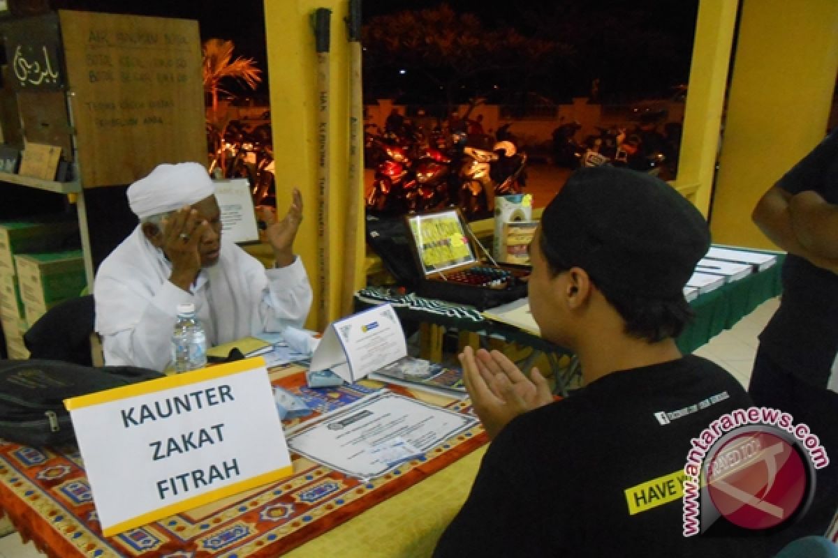  Masyarakat Serahkan Zakat Ke Badan Amil