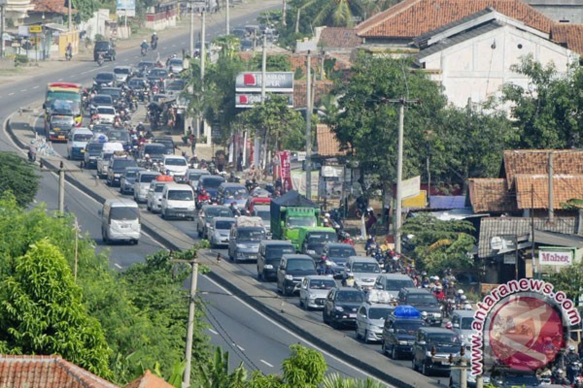 Jalur Pantura Karawang-Subang padat merayap