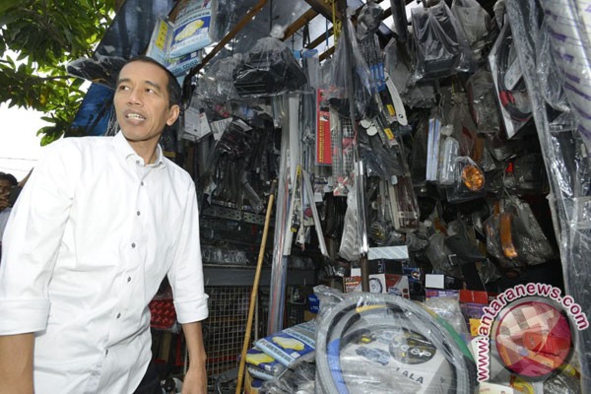 Jokowi needs to announce fuel price policy