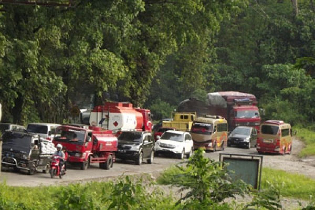 Lalu lintas Padang Panjang-Bukittinggi padat (video)