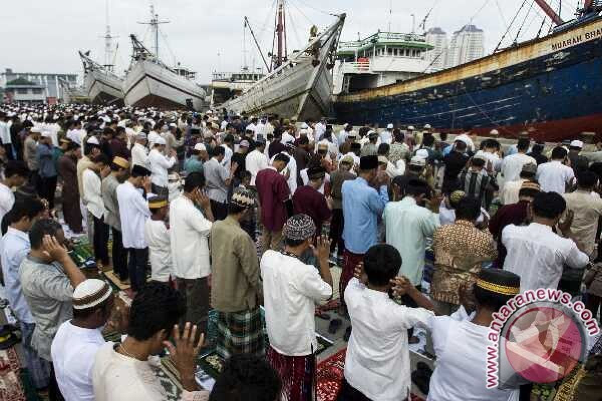 Anak yatim itu jadi buruh demi berlebaran