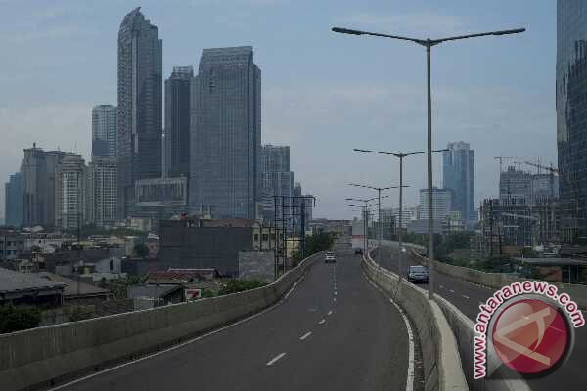 Jalan raya di Jakarta mulai sepi