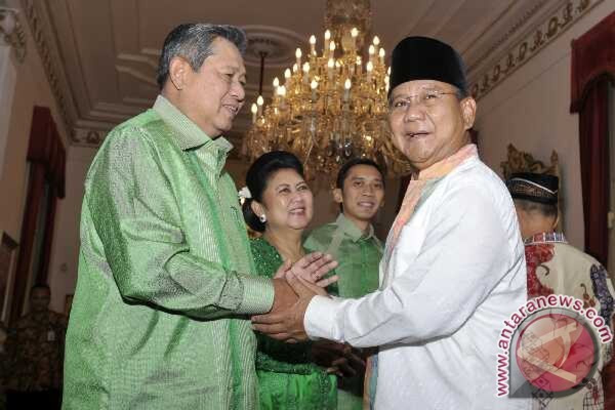 Prabowo greets supporters on Idul Fitri