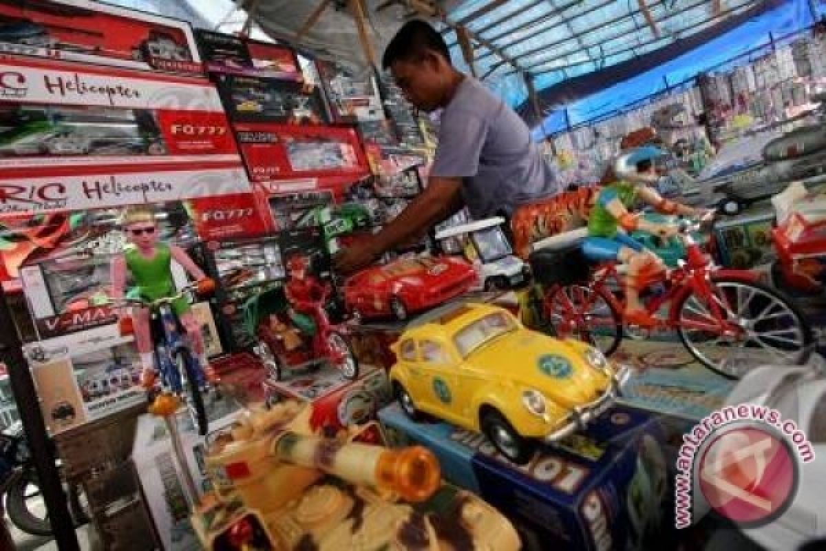 Pedagang Mainan Mulai Padati Pasar Simpang Empat