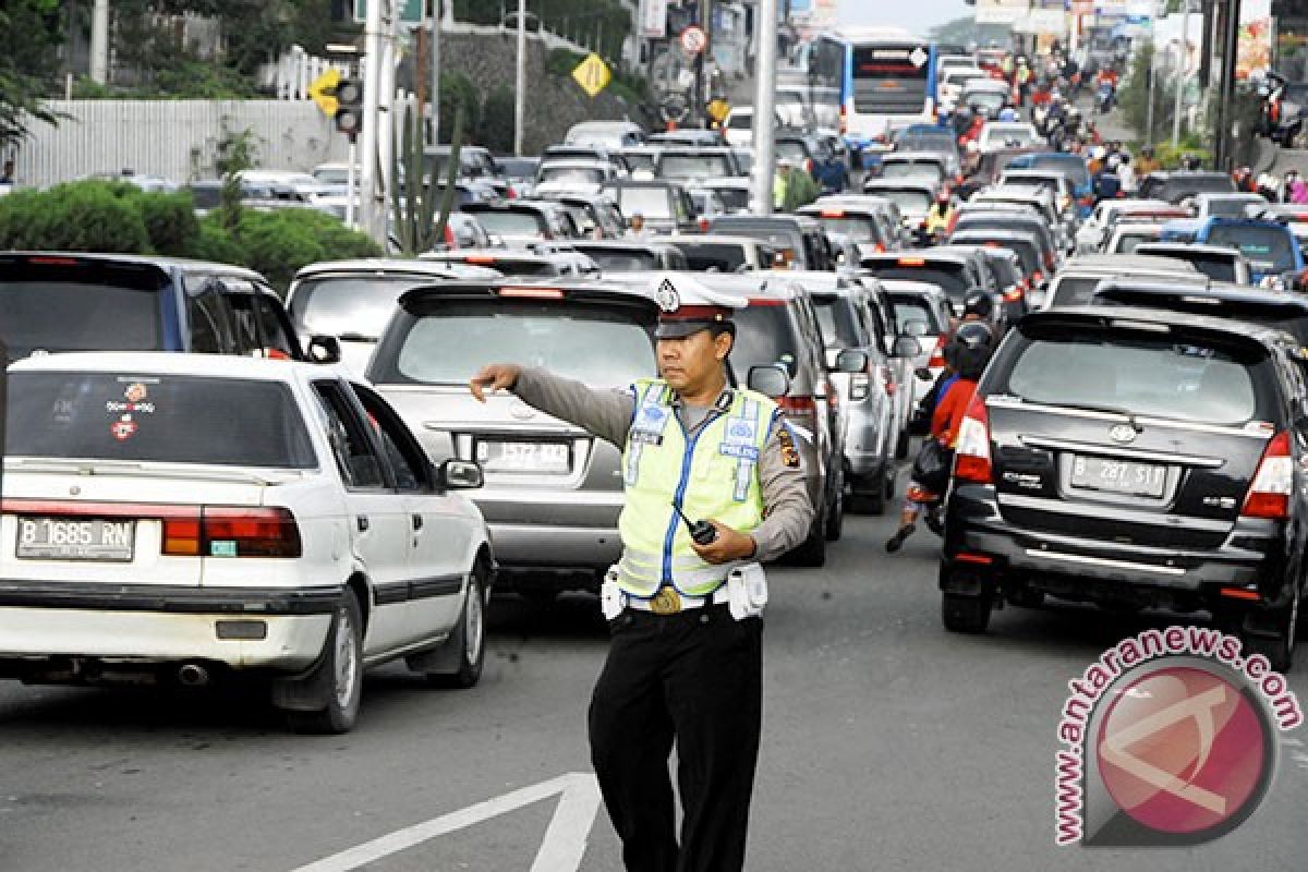 Puncak macet total, Jonggol dan Sukabumi jadi opsi