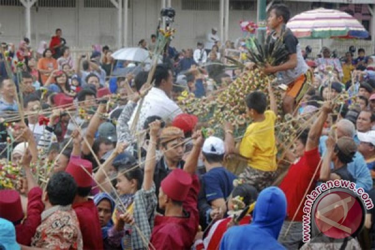 Ribuan warga berebut gunungan "grebeg syawal"