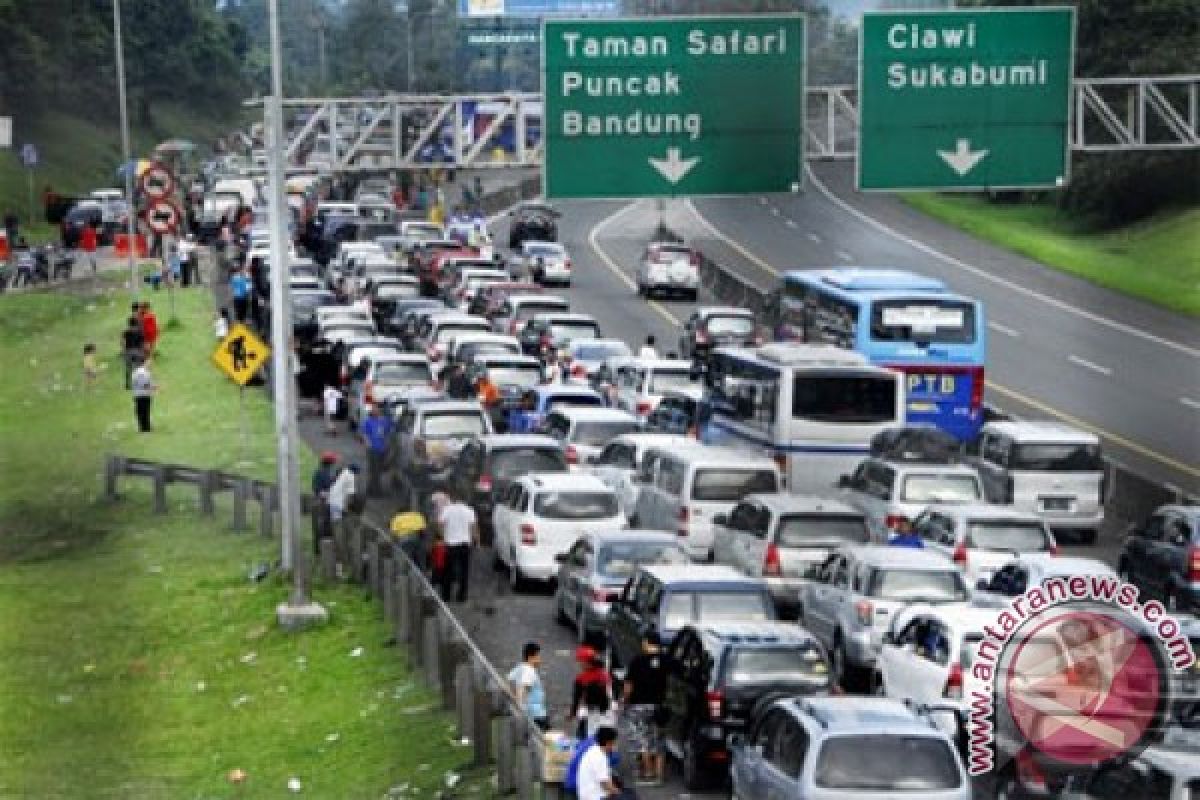 Sebagian jalur menuju Puncak ditutup hingga pukul 20.00 WIB