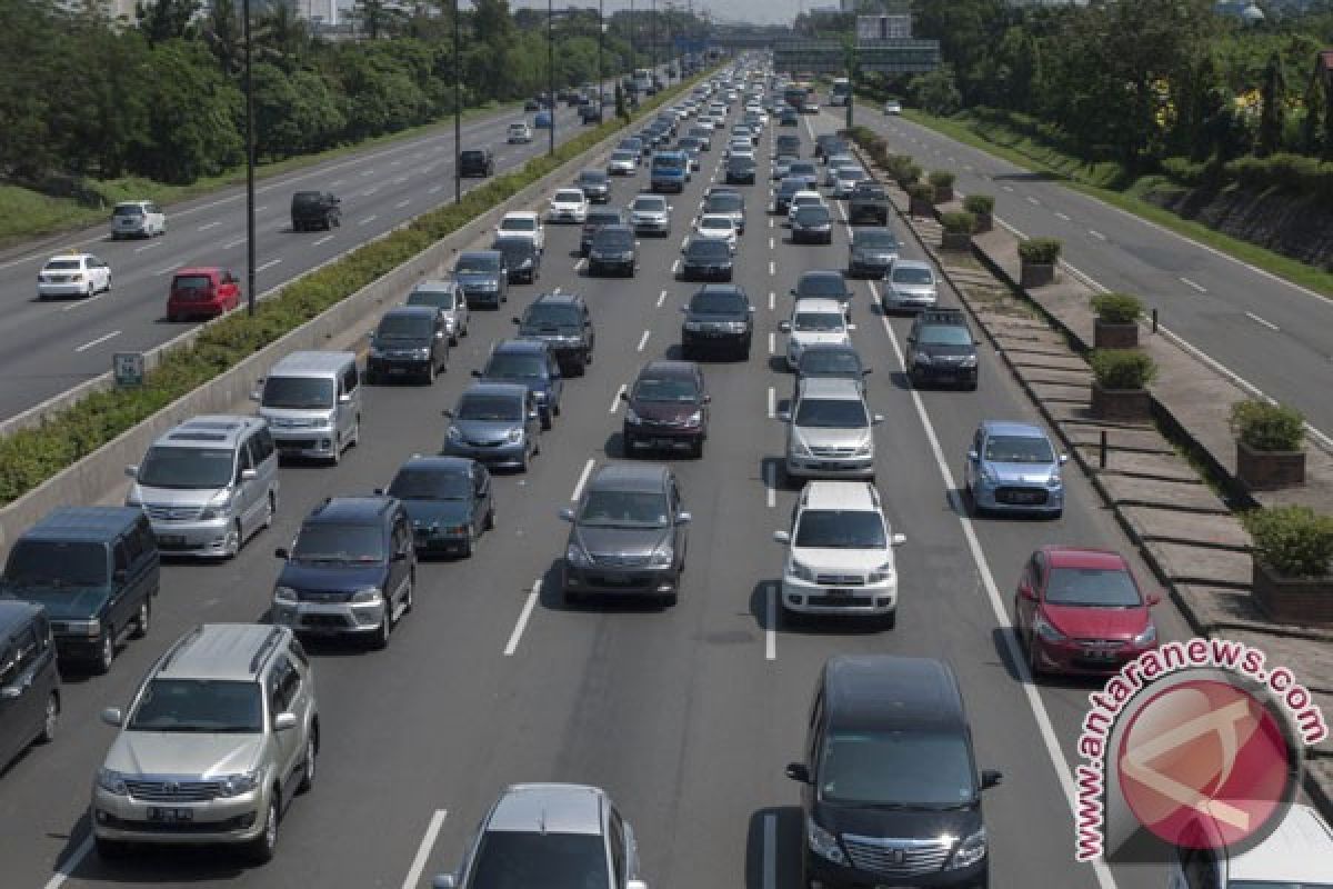 Arus lalu lintas tol Cikampek padat