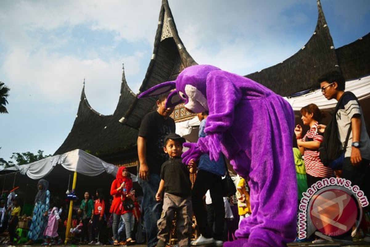 Badut TMII panen untung