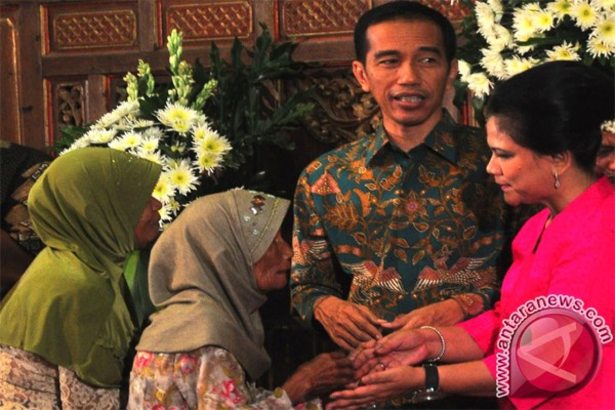 President-elect Jokowi holds open house in hometown