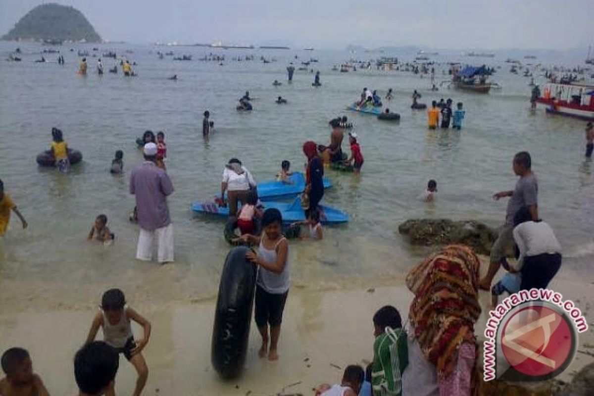 Ratusan Pengunjung Padati Pantai Pukan di Kabupaten Bangka