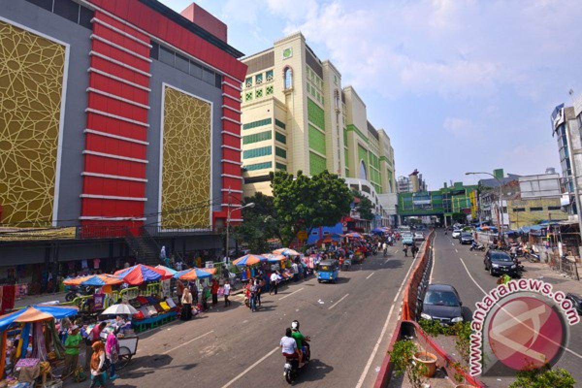 Sebagian toko di Tanah Abang masih tutup