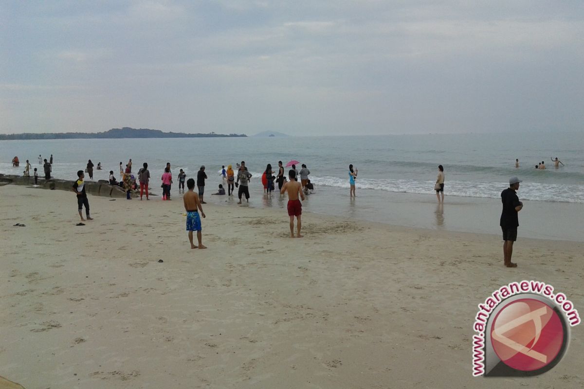 Bupati Bangka Minta Pengunjung Pantai Jaga Kebersihan