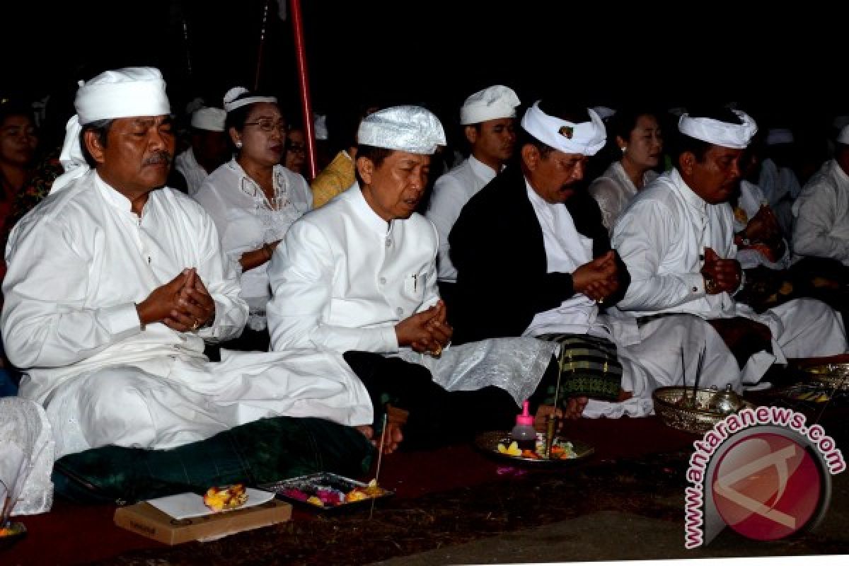 Gubernur Bali Hadiri Piodalan Pura Mandhara Giri Semeru Agung