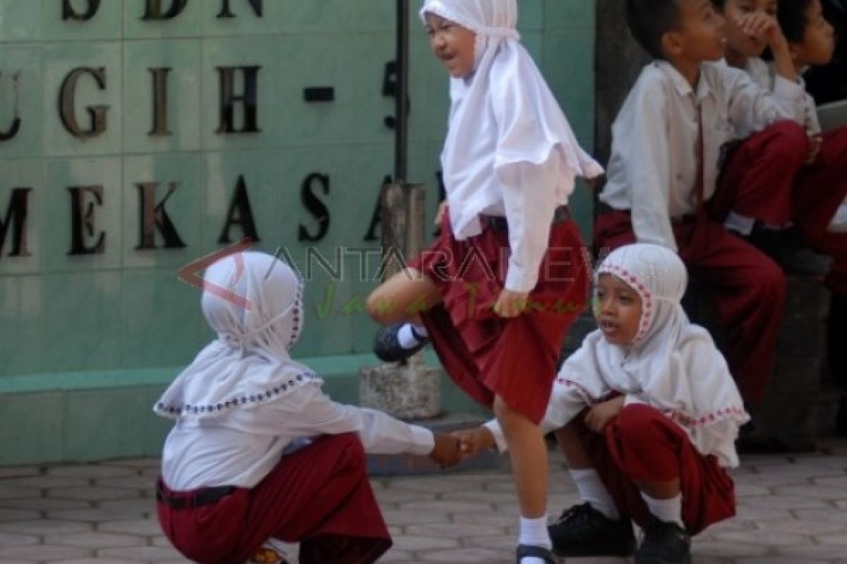 Siswa Berebut Bangku Pada Hari Pertama Sekolah