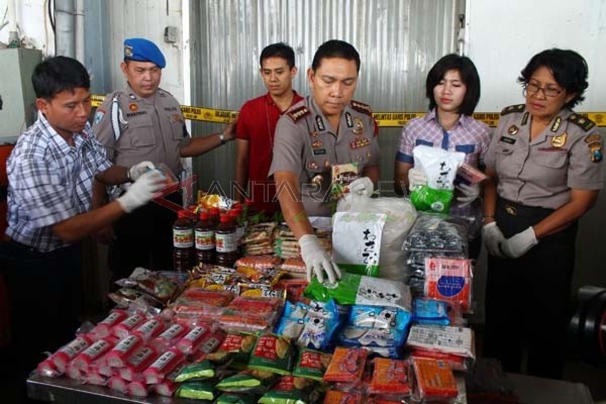 Petugas di Magetan Temukan Makanan Kedaluwarsa Saat Razia