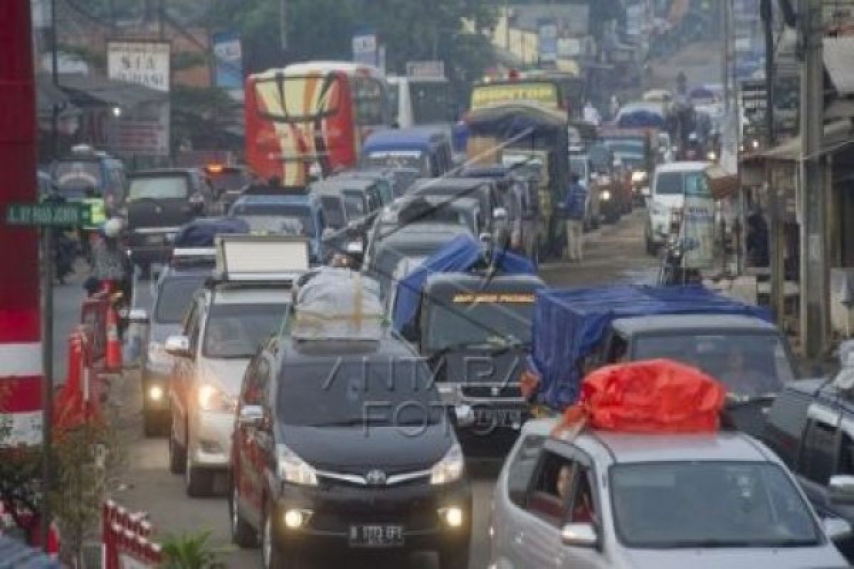 Lalu lintas gerbang Tol Cikampek-Jomin padat