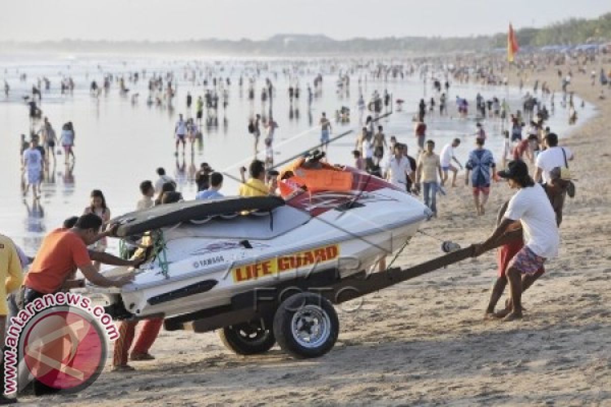 Ribuan Wisatawan Padati Pantai Kuta 