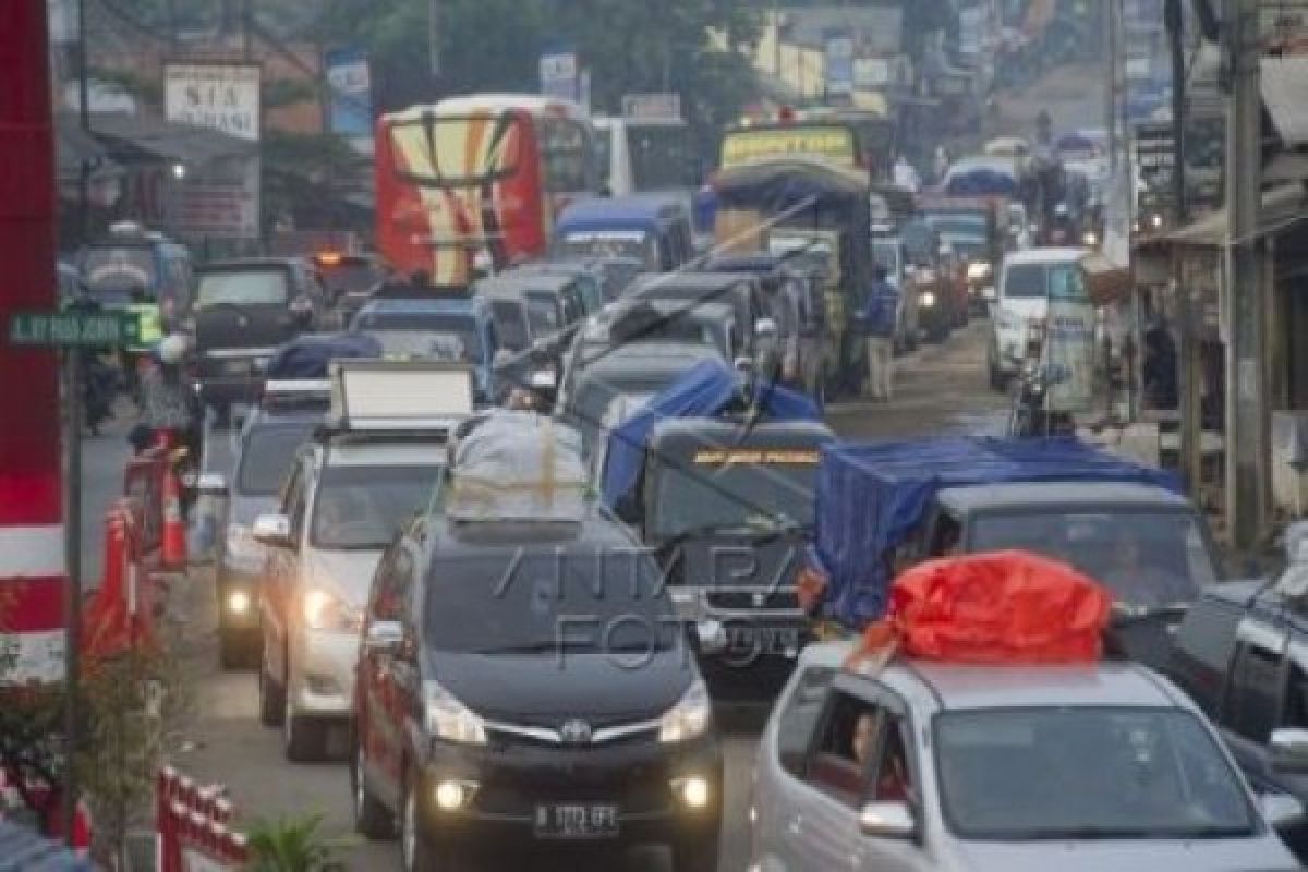 Jalan arteri Karawang menuju Pantura macet total