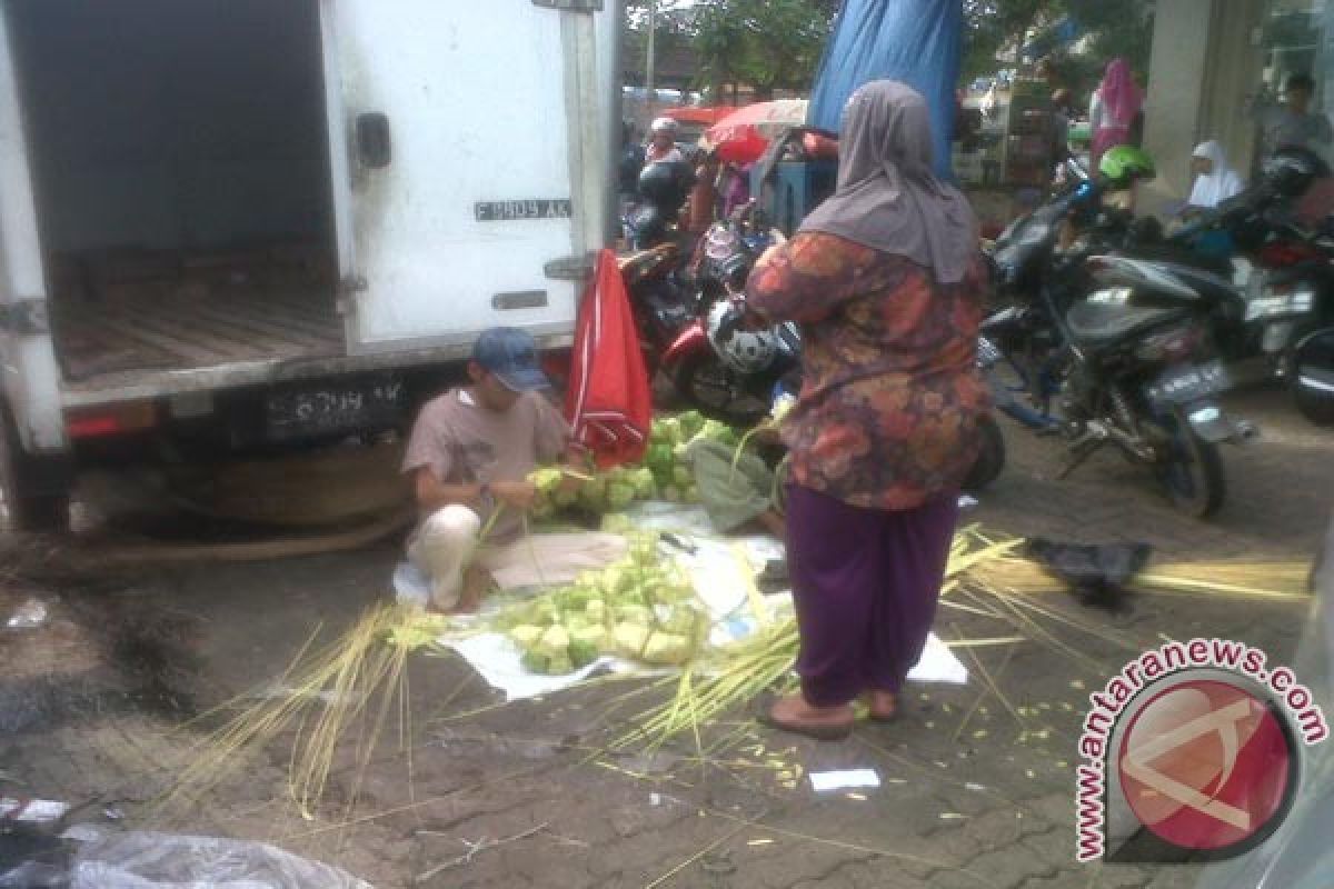 Pedagang ketupat banjir rezeki jelang Lebaran