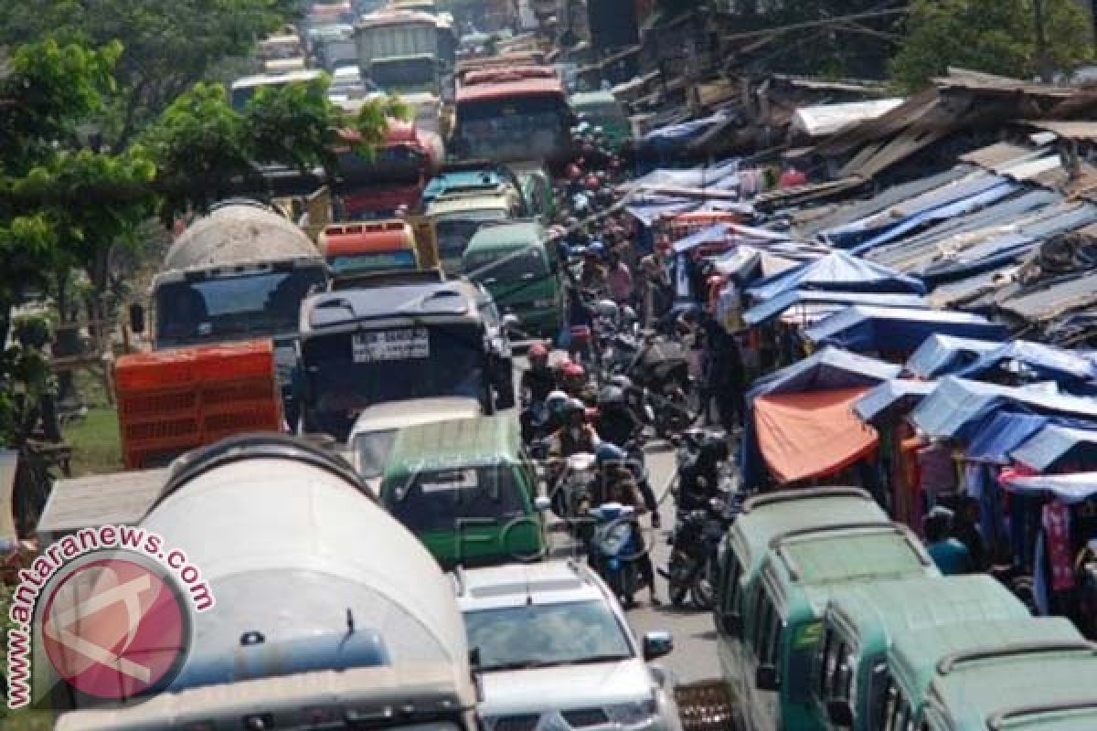 Pasar Tumpah Memicu Kemacetan di Batas Kota 