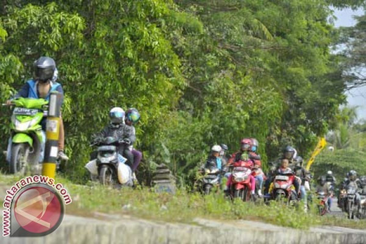 Idul Fitri - Roda Dua Padati Trans Sulawesi Bagian Barat 