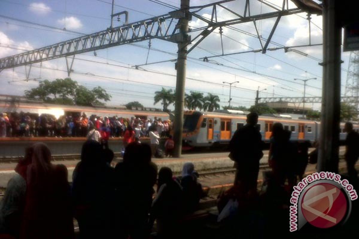 Stasiun Bogor padat penumpang pada lebaran pertama