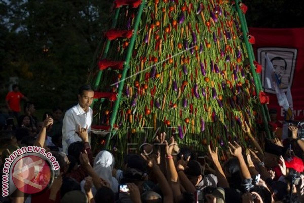 Tim Sukses Jokowi-JK Syukuran dengan 15 Tumpeng