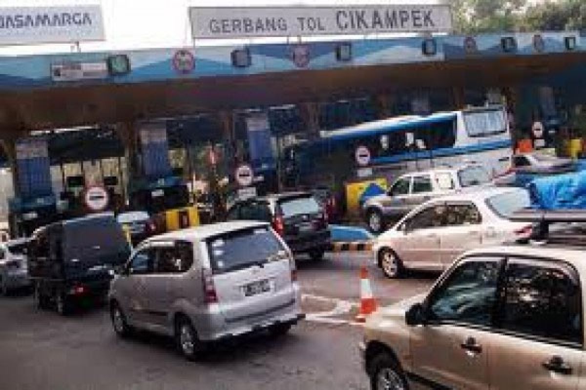 Gerbang Tol Cikampek ke Pantura Karawang macet