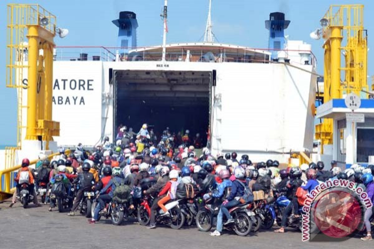Some 56,638 travelers cross Sunda Strait through Bakauheni