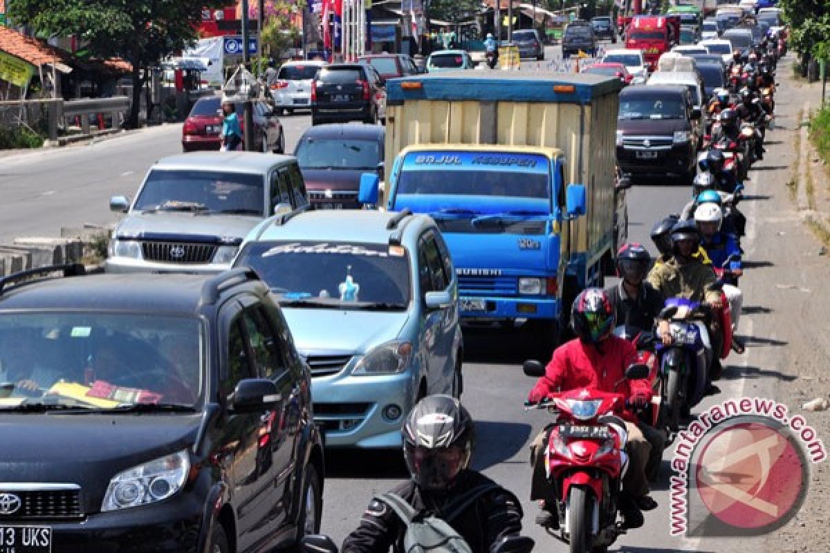 Memasuki libur Imlek Simpang Jomin padat