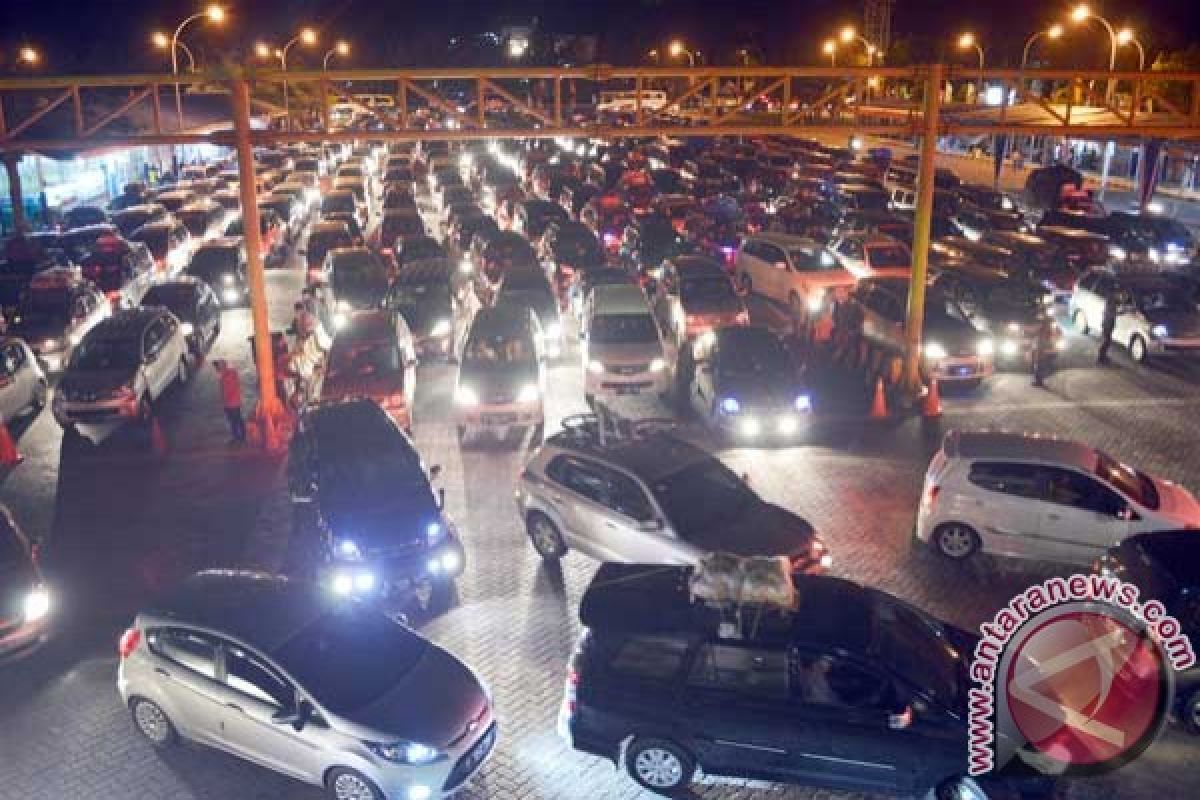 Ribuan kendaraan antre masuki Pelabuhan Bakauheni