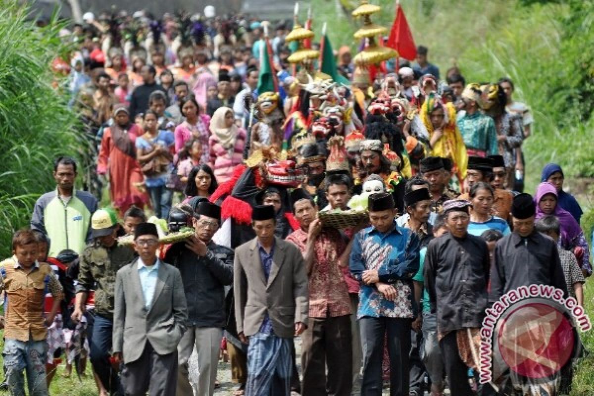 Warga Gunung Merbabu laksanakan tradisi "sungkem tlompak"